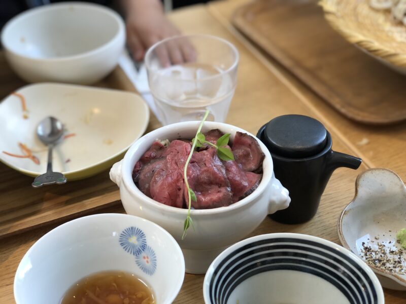 ローストビーフの子どんぶり＆おそばのセット